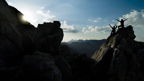 Látványos hegyvonulatok, hegyes sziklák és a boldogság — Stock Fotó