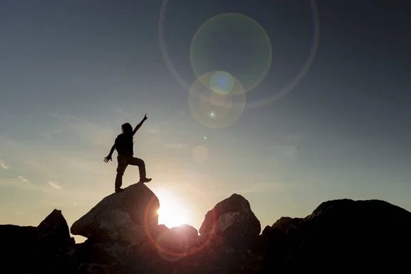 Felicidad de una persona exitosa en la cima de las montañas — Foto de Stock