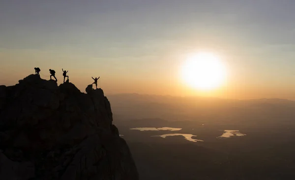 Alta altitud montañismo y felicidad juntos victoria — Foto de Stock