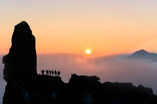 Herrliche neblige Berge bei Sonnenaufgang, Erkundung, Neugier und — Stockfoto