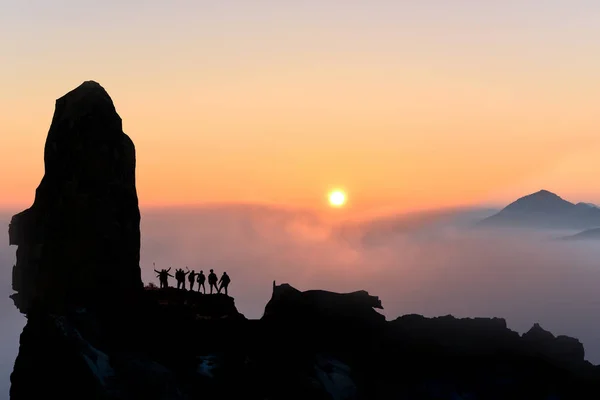 Magnifiques montagnes brumeuses au lever du soleil, exploration, curiosité a — Photo