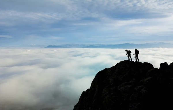Vette di montagne nebbiose, team di arrampicatori professionisti e successore — Foto Stock