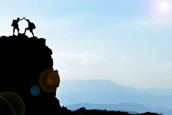 Alta catena montuosa e arrampicatori rocciosi — Foto Stock