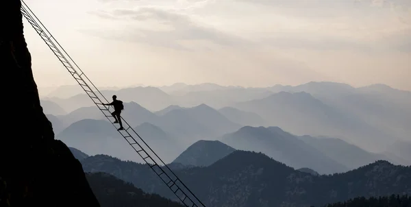 Moedige klim voor bergbeklimmen op grote hoogte en professie — Stockfoto
