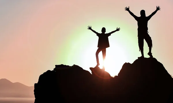 Sucesso de dois jovens harmoniosos, enérgicos e motivados — Fotografia de Stock