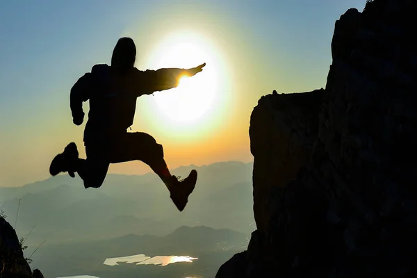 끈기있는 사람들 그리고 창조적 에너지 높이뛰기 — 스톡 사진