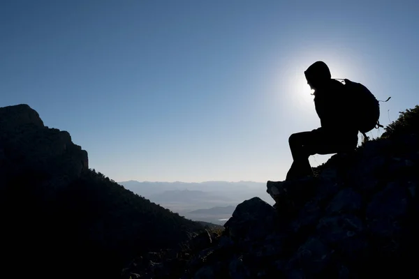 Professionele Bergbeklimmer Uitkijkpunt Kijken Naar Het Uitzicht Top — Stockfoto