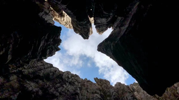 Mağaralardan Gökyüzü Manzarası Kocaman Delikler — Stok fotoğraf