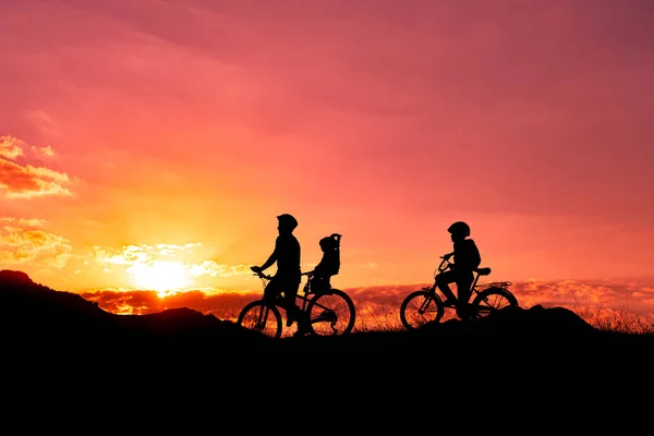 Ojciec Jeździ Rowerze Członkami Rodziny — Zdjęcie stockowe