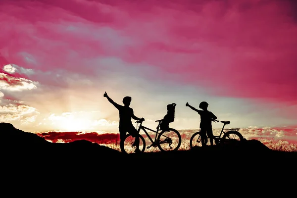 Babam Aile Üyeleriyle Bisiklete Biniyor — Stok fotoğraf