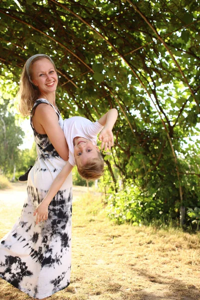 Happy loving mother and son playing and hugging. Family walk near palms. Turkey beach hotel. Summer time together, sun light. Happy Mothers day. — Stock Photo, Image