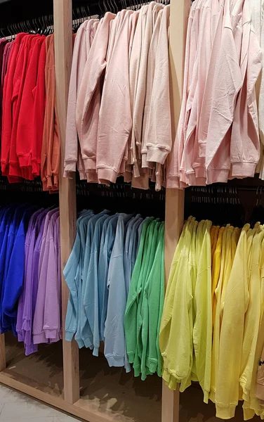 Sudaderas Colores Brillantes Colgando Una Tienda Moda Primer Plano Multicolor — Foto de Stock