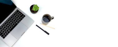 Boş defterli beyaz ofis masası, bilgisayar klavyesi, kalem, bitki ve diğer ofis malzemeleri. Fotokopi alanı, düz yatağı, beyaz arka planda izole edilmiş, geniş pankartı var. Kahve.