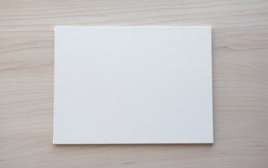 Kopya alanı için elleri olan beyaz tahta. Ahşap arka planda okul malzemeleri. Okul konseptine geri dönelim. Üst görünüm tasarımınız için hazır