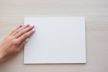 Kopya alanı için elleri olan beyaz tahta. Ahşap arka planda okul malzemeleri. Okul konseptine geri dönelim. Üst görünüm tasarımınız için hazır.