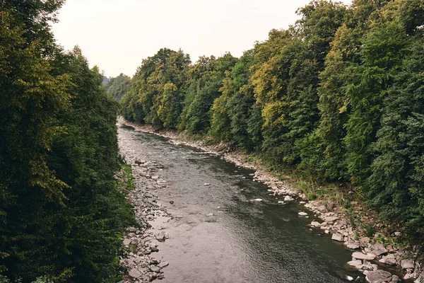 Horská Řeka Obklopená Horami Prudké Útesy Modrou Čistou Vodu Řeky — Stock fotografie