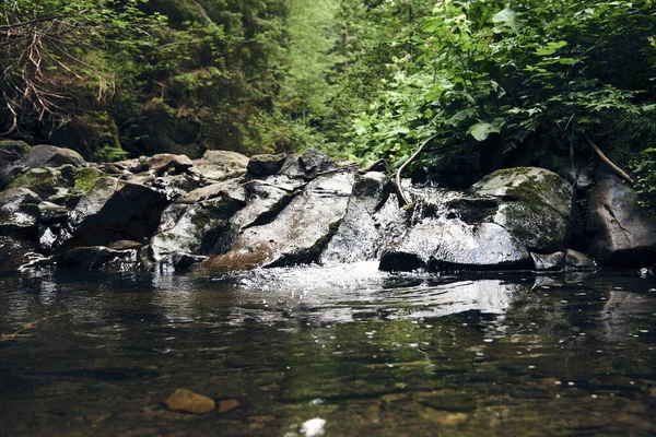 Gebirgsfluss Umgeben Von Bergen Ein Wasserfall Der Von Einer Steilen — Stockfoto