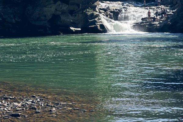 Uma Cachoeira Que Desce Penhasco Água Clara Azul Montanha Rio — Fotografia de Stock