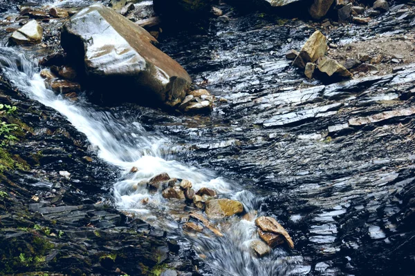 Gebirgsfluss Umgeben Von Bergen Ein Wasserfall Der Von Einer Steilen — Stockfoto
