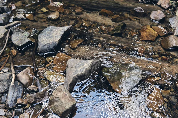 Rio Montanha Uma Cachoeira Que Desce Penhasco Pedra Rochosa — Fotografia de Stock