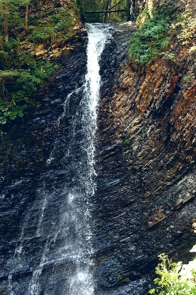 Uma Cachoeira Que Desce Penhasco Água Clara Azul Montanha Rio — Fotografia de Stock