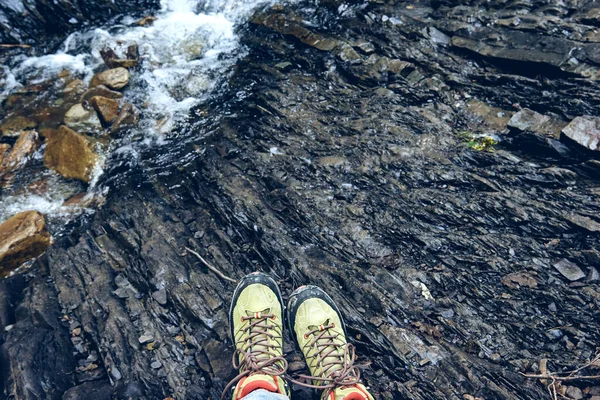 활동에서 부츠를 부트의 산에서 바위투성이 위에서 신발을 스포츠를 즐기는 — 스톡 사진