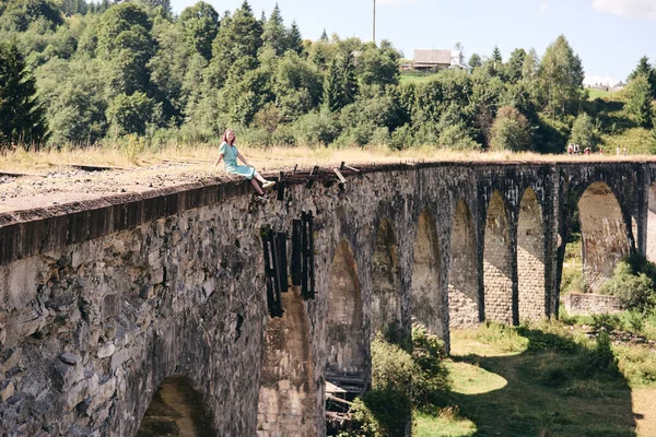 Junges Touristenmädchen Auf Uralter Brücke Frau Sitzt Auf Viadukt Mit — Stockfoto