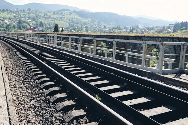 Eisenbahnschienen Der Landschaft Eisenbahngleise Bei Sonnenuntergang Nahverkehrskonzept — Stockfoto