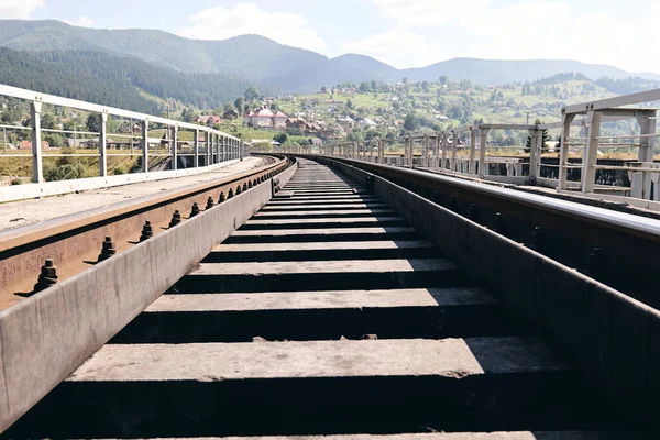 Eisenbahnschienen Der Landschaft Eisenbahngleise Bei Sonnenuntergang Nahverkehrskonzept — Stockfoto