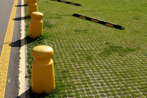 Ecological Parking Cars Green Grass Eco Friendly Parking Lane Outdoor — Stock Photo, Image