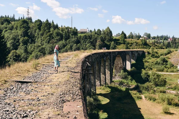 Fiatal Turista Lány Sétál Ősi Hídon Viadukt Régi Vasúti Pályák — Stock Fotó