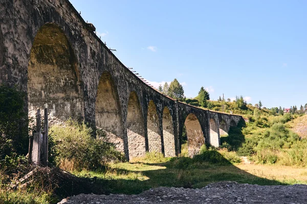 古桥全景 在青翠的山林山岗附近有一座高耸的高架铁路轨道 地点旅行概念 — 图库照片
