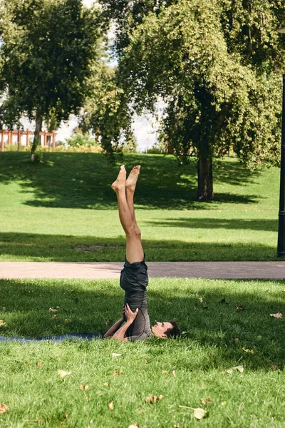 Joven Atlético Ropa Deportiva Haciendo Yoga Parque Practica Asana Aire — Foto de Stock