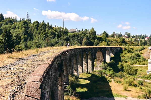 Pessoas Caminhar Ponte Antiga Família Turistas Viaduto Com Trilhas Ferroviárias — Fotografia de Stock