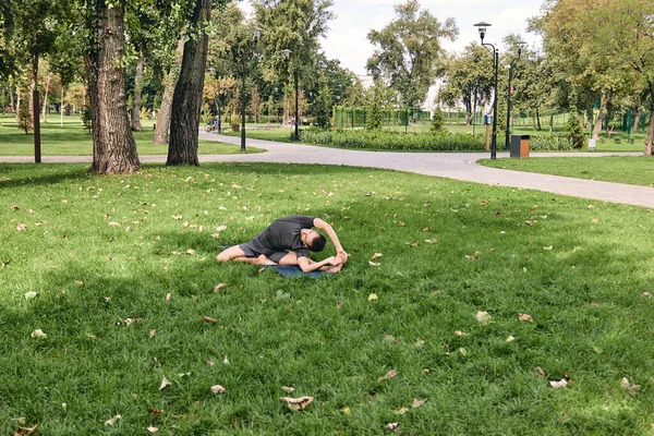 Young Athletic Man Sportswear Doing Yoga Park Practice Asana Outdoors — Stock Photo, Image