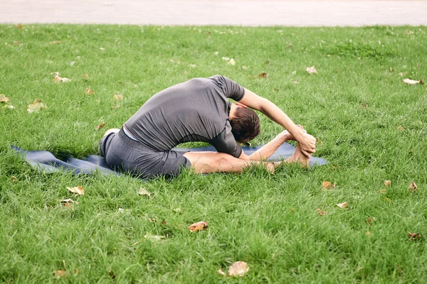 Spor Giyimli Genç Bir Adam Parkta Yoga Yapıyor Asana Dışarıda — Stok fotoğraf
