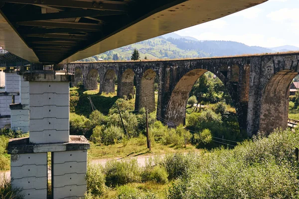 古桥全景 在青翠的山林山岗附近有一座高耸的高架铁路轨道 地点旅行概念 — 图库照片