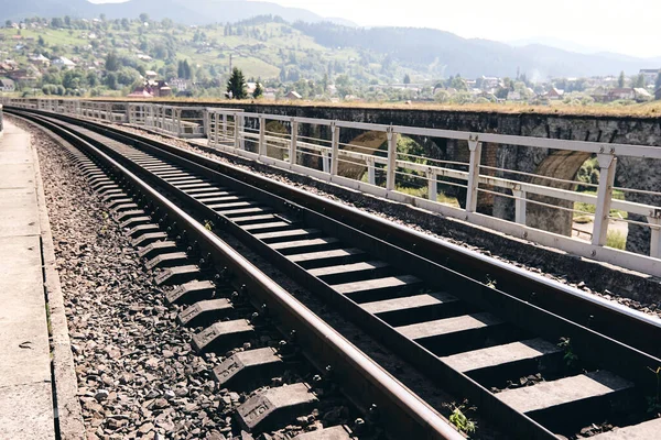 Şehir Manzarasında Tren Rayları Gün Batımında Tren Rayları Yerel Seyahat — Stok fotoğraf