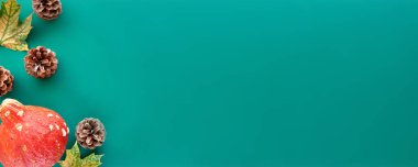 Sonbahar kompozisyonu. Kabaklardan yapılmış çerçeve, kurumuş yapraklar, çam kozalakları ve fincanların arka planı. Şablon sonbahar, sonbahar, cadılar bayramı, hasat günü konsepti. Düz konum, üst görünüm, alan arkaplanı kopyala.