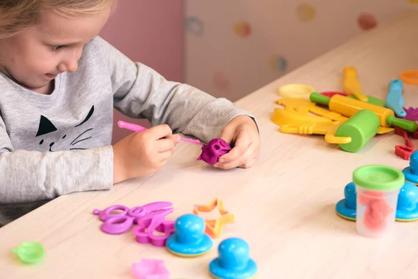 Lata Twórczej Sztuki Ręce Dziecka Bawiące Się Kolorową Gliną Plasticyna — Zdjęcie stockowe