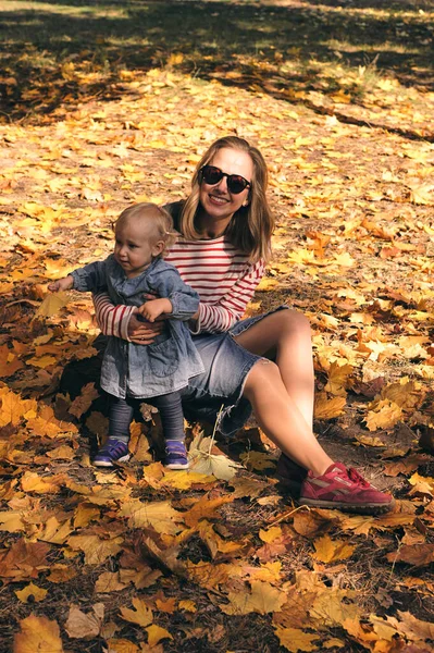 Podzimní Rodinná Procházka Lese Krásný Park Suchými Žlutými Červenými Listy — Stock fotografie
