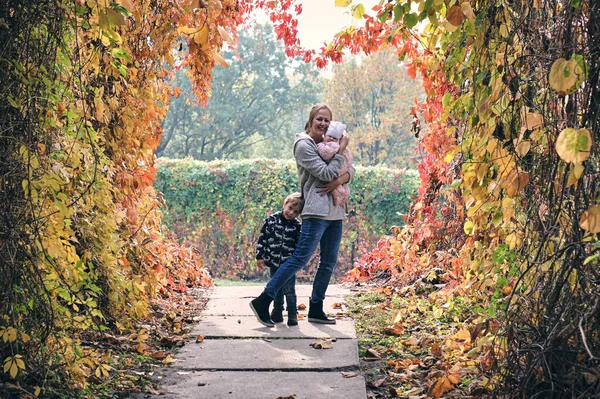 Podzimní Rodinná Procházka Lese Krásný Park Suchými Žlutými Červenými Listy — Stock fotografie