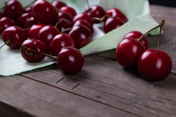 Dispersión Las Guindas Rojas Los Platos Sobre Mesa Madera Macro — Foto de Stock