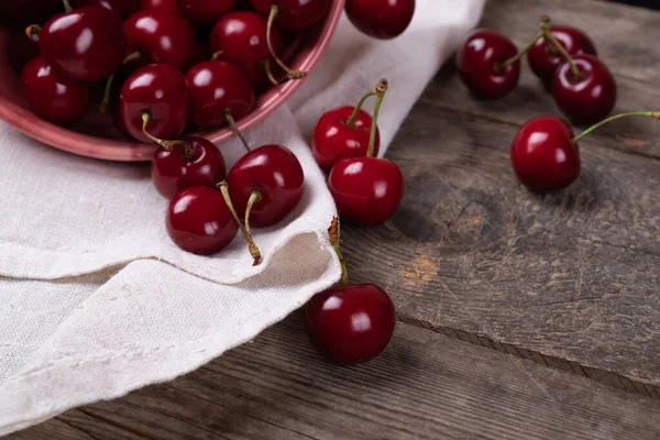 Dispersión Las Guindas Rojas Los Platos Sobre Mesa Madera Macro — Foto de Stock