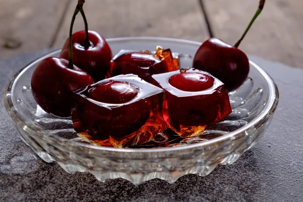 Jalea Cereza Roja Con Hojas Menta Verde Sobre Fondo Espejo — Foto de Stock