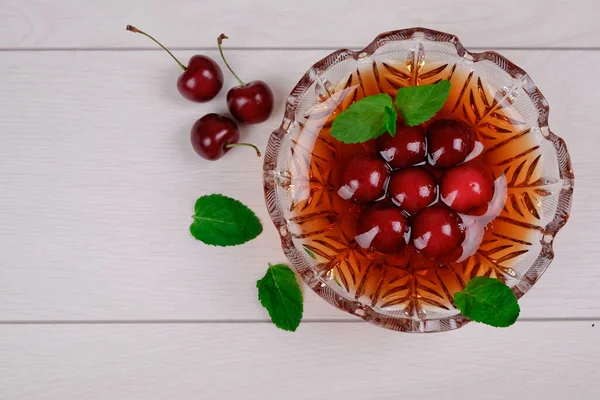 Jalea Cereza Roja Con Hojas Menta Verde Sobre Fondo Blanco — Foto de Stock