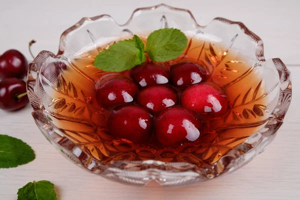 Jalea Cereza Roja Con Hojas Menta Verde Sobre Fondo Blanco — Foto de Stock