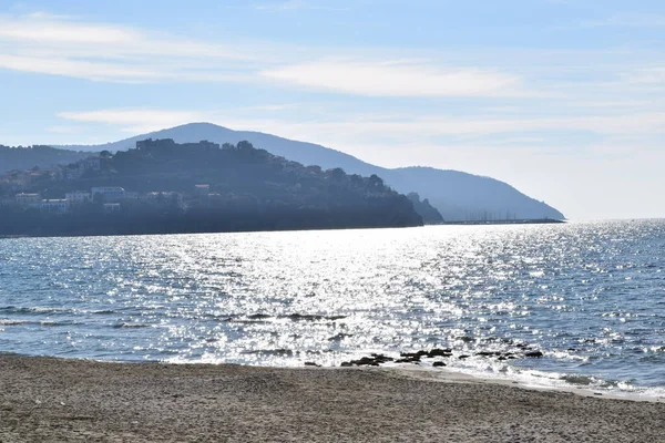 Salerno ilindeki Cilento kıyılarında deniz manzarası. Denizde güneş yansımaları oyunları var.