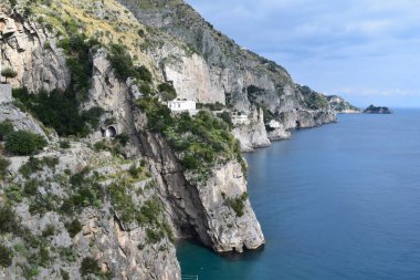 Amalfi kıyıları tarafından tüm yıl boyunca turizme ev sahipliği yapan deniz manzarası