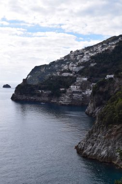 Pozitano şehrinin panoramik manzarası, turizmin merkezi.